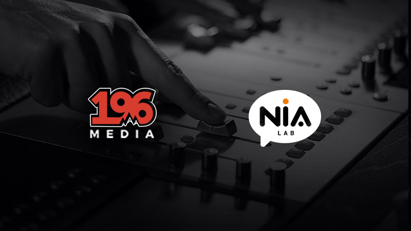 Loghi 196 Media e Nia Lab su sfondo con mani su consolle post produzione audio